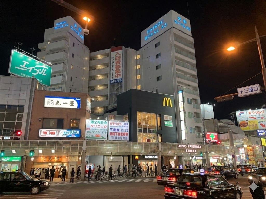 大阪・十三の夜景を背景に走る日本のタクシー（右ハンドル仕様）